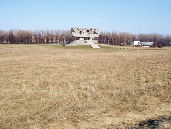 070307 11 Majdanek memorial
