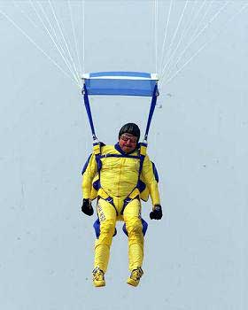 Times140603 5 Moellemann Fallschirm ap