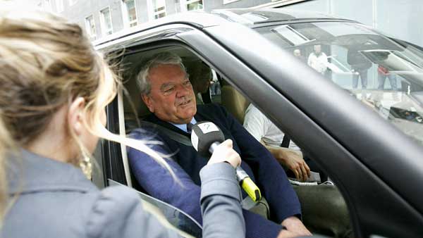 Reporter interviewing Irving outside TV2