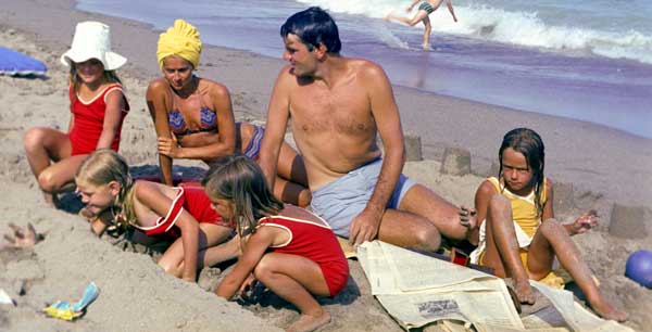 031210 9 Twenty years earlier, in 1972, Elke Fröhlich had come with our family to southern Spain: from left, Josephine, Pilar, Beatrice, Paloma.